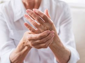 Run tay ở người già là có thể chữa khỏi không?